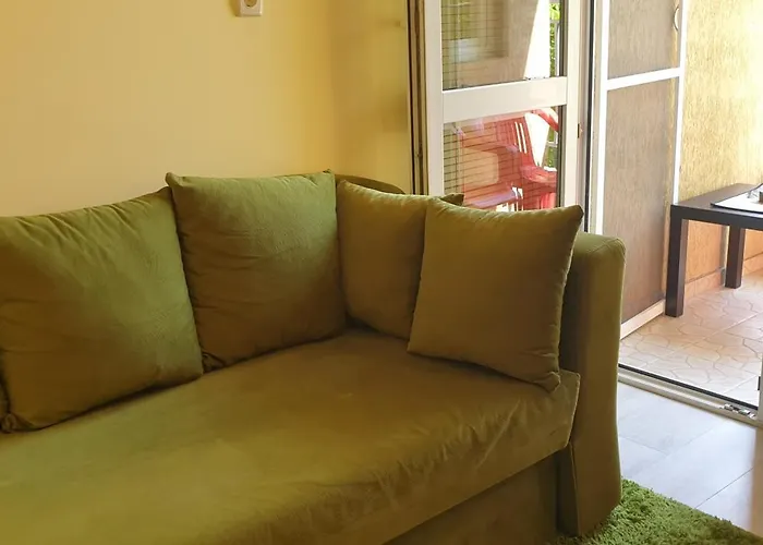 Private In The Center, Close To Subway, Medical